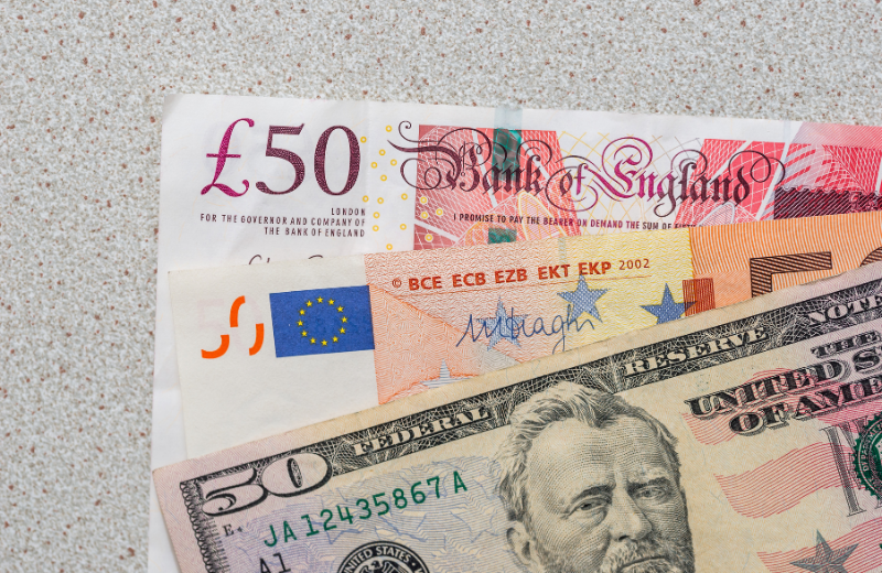Read more about the article Dolar Menguat Lawan Euro & Pound